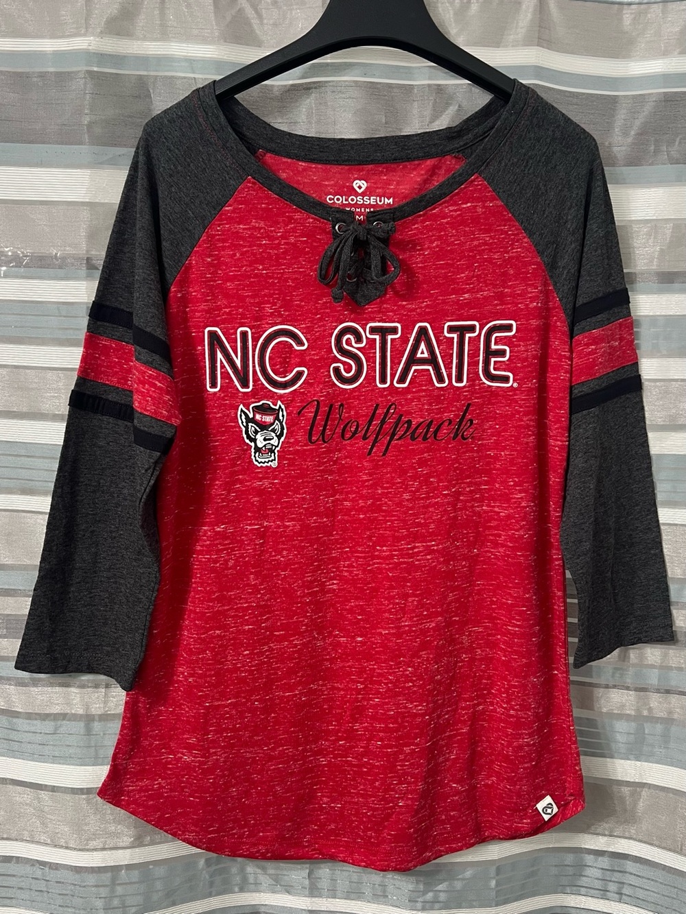 Colosseum NC State Wolfpack Red & Charcoal Lace-Up Raglan Tee Women’s
